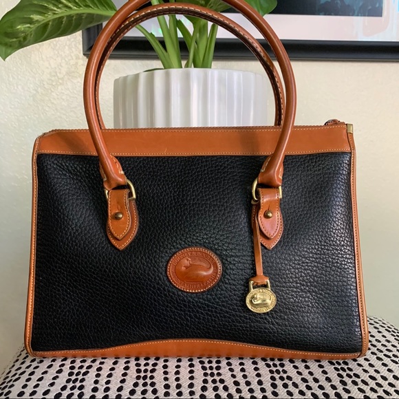 Dooney & Bourke Handbags - DOONEY and BOURKE Vintage R21 Zípper Top Case